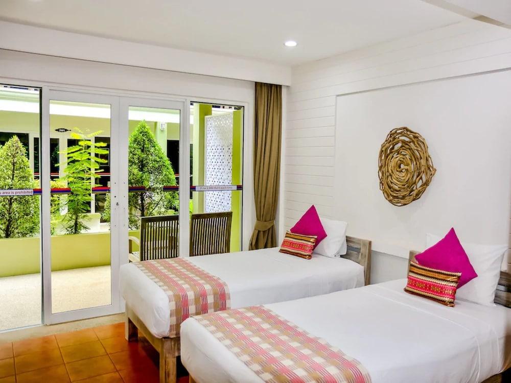 ARK Bar Beach Resort