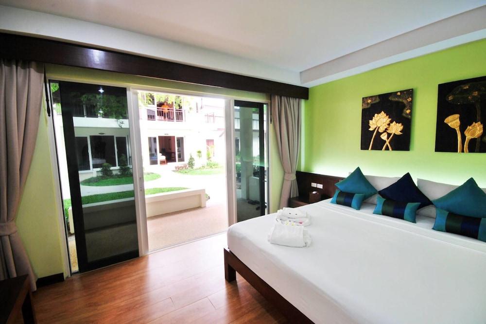 ARK Bar Beach Resort