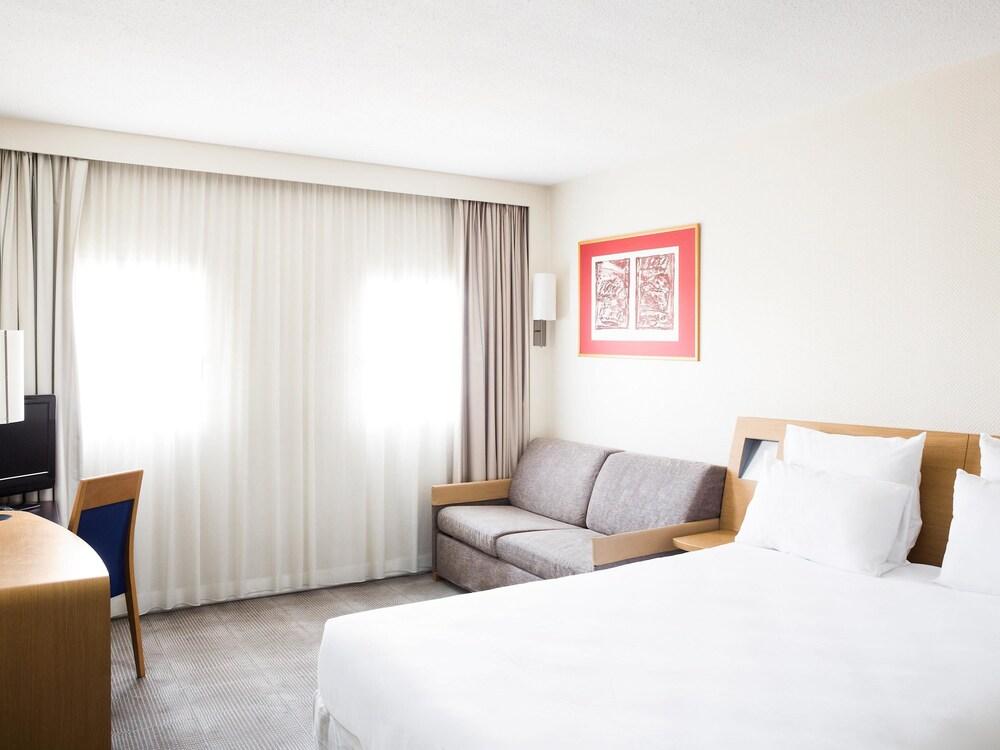 Novotel London Heathrow Airport - M4 Jct 4