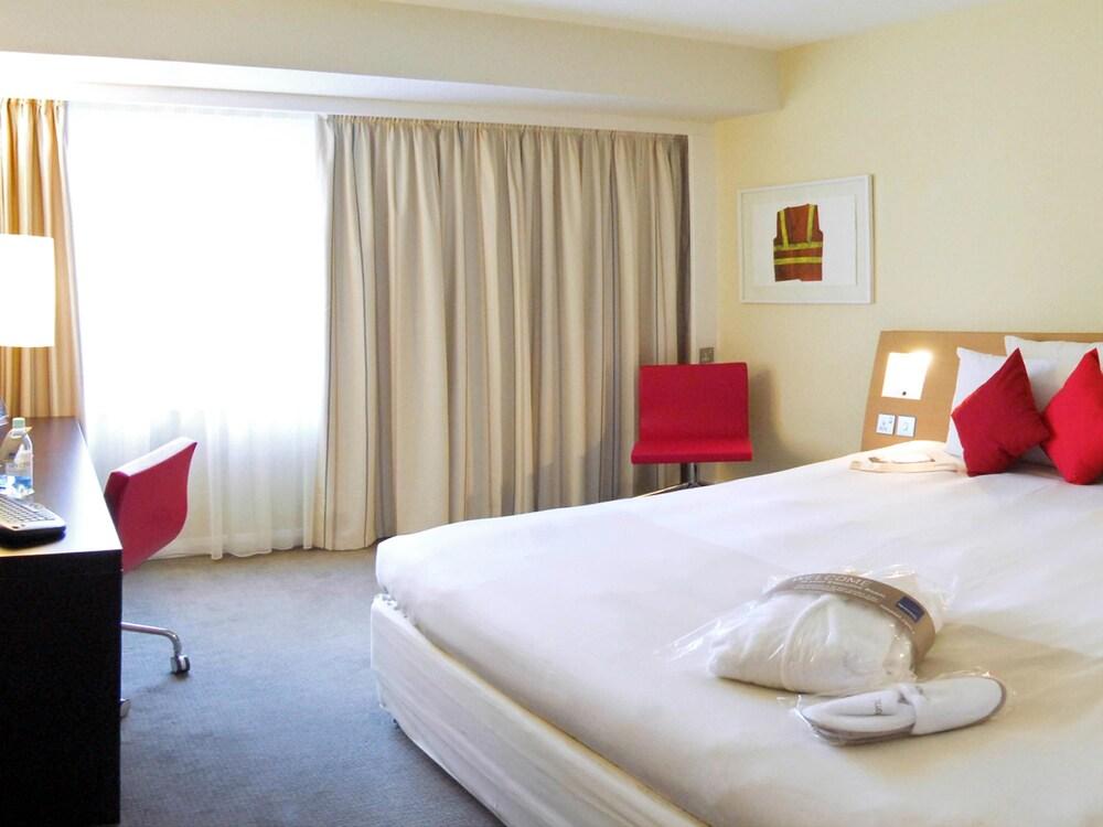 Novotel London Heathrow Airport - M4 Jct 4