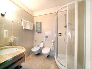 Flora Hotel & Suites