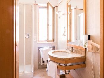 Flora Hotel & Suites