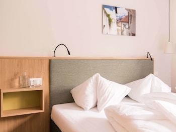 Flora Hotel & Suites
