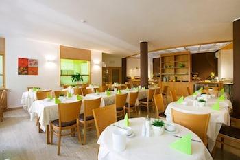 Flora Hotel & Suites