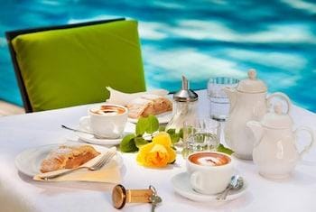 Flora Hotel & Suites