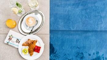 Flora Hotel & Suites