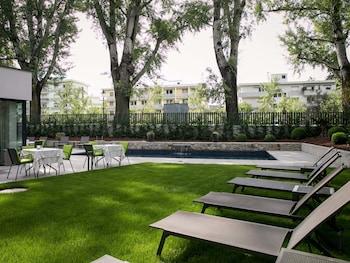 Flora Hotel & Suites