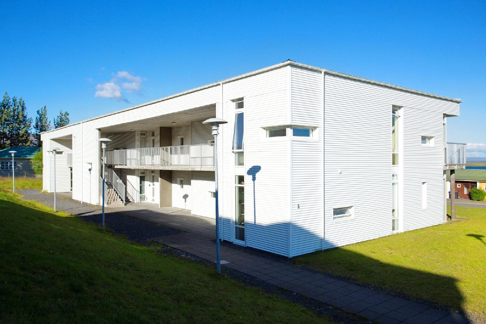 Golden Circle Apartments