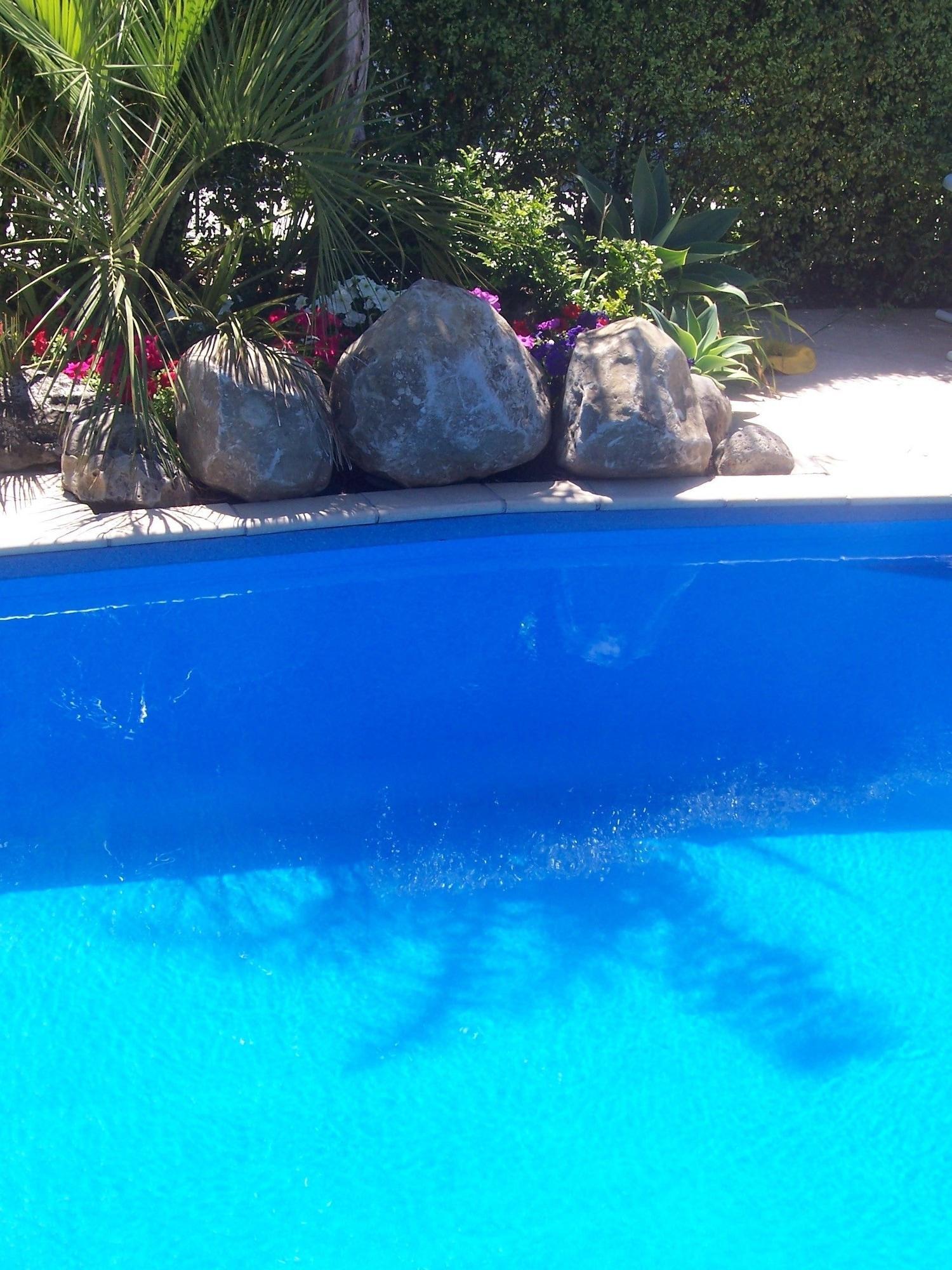 Snells Beach Motel