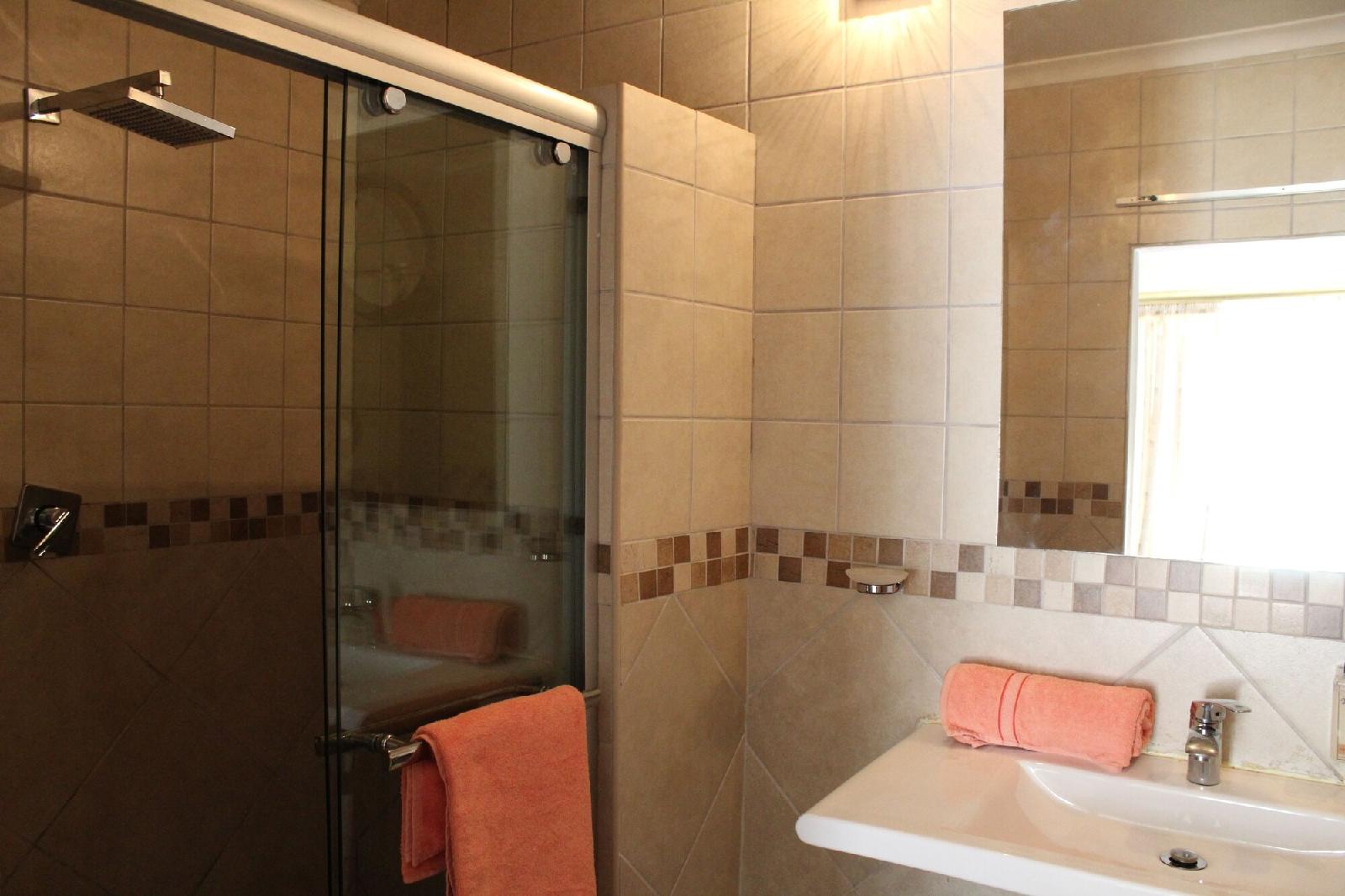 Africa Paradise - Airport Guest Lodge and Travel Centre