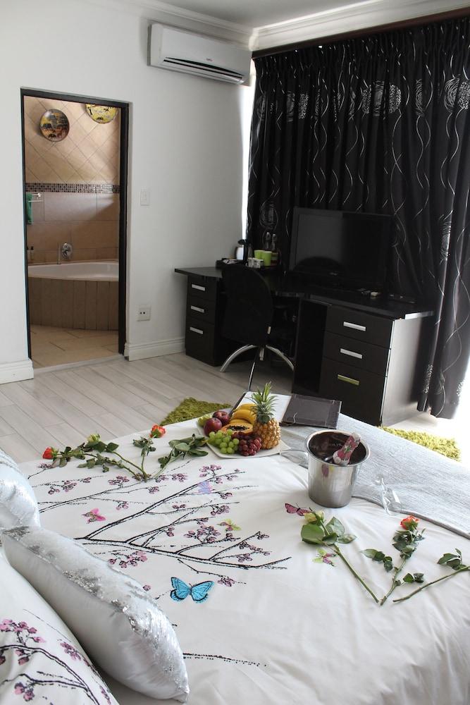 Africa Paradise - Airport Guest Lodge and Travel Centre