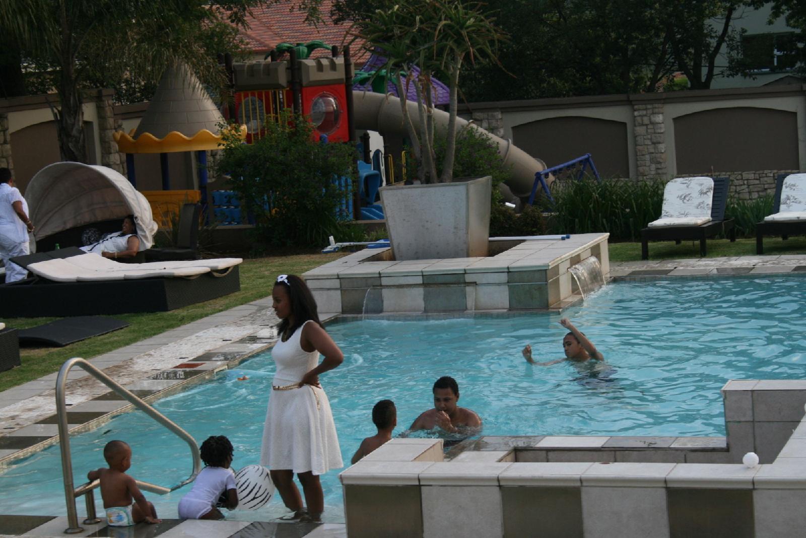 Africa Paradise - Airport Guest Lodge and Travel Centre
