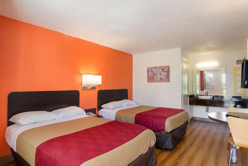 OYO Hotel Mobile, AL I-65 at Airport Blvd