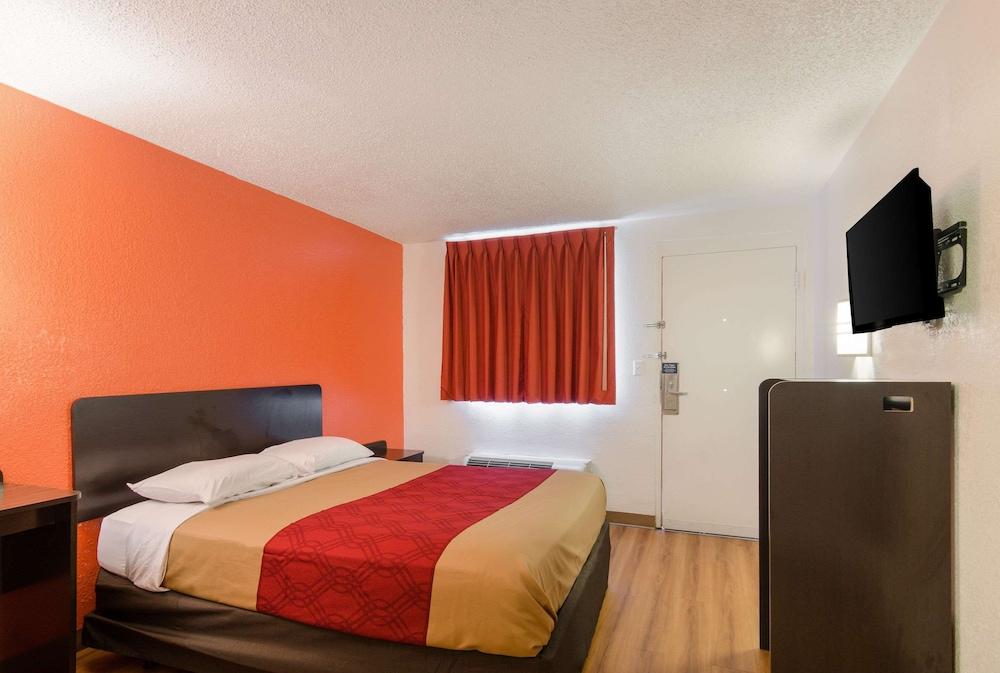 OYO Hotel Mobile, AL I-65 at Airport Blvd