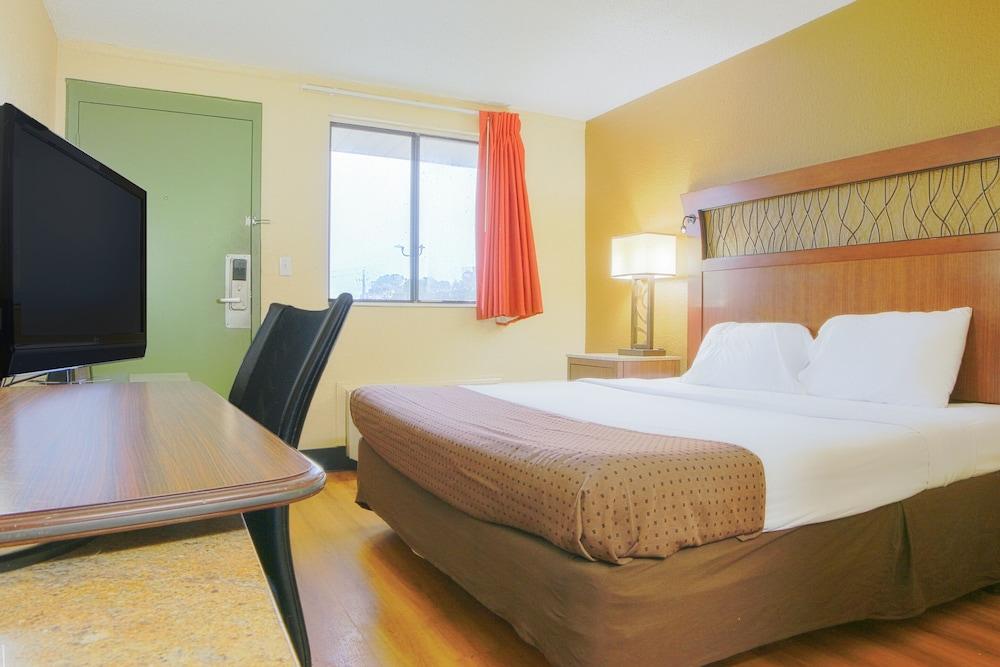 OYO Hotel Mobile, AL I-65 at Airport Blvd