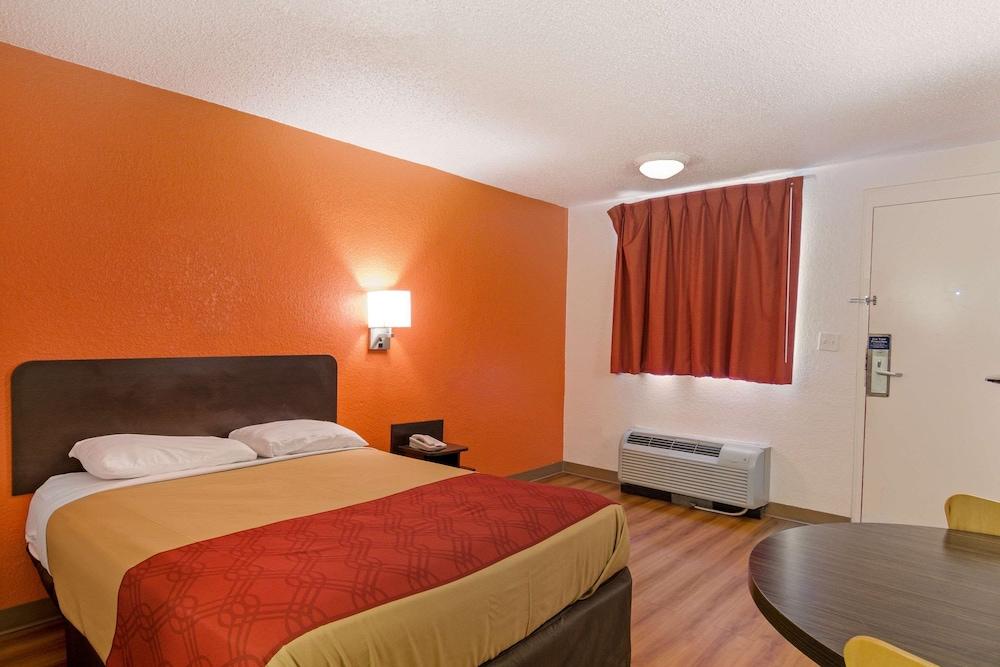 OYO Hotel Mobile, AL I-65 at Airport Blvd