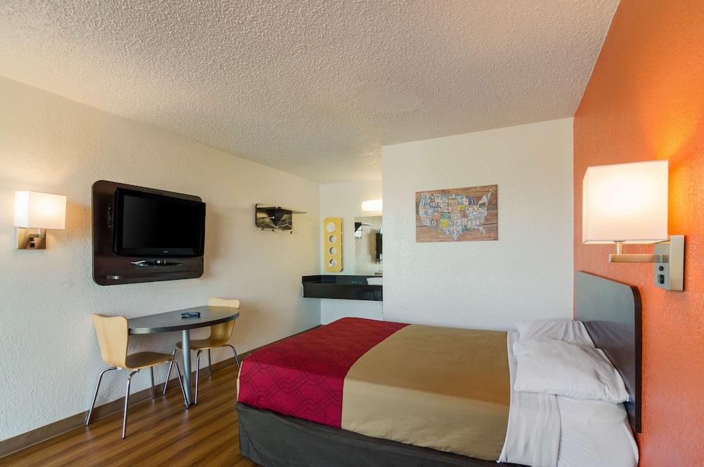 OYO Hotel Mobile, AL I-65 at Airport Blvd