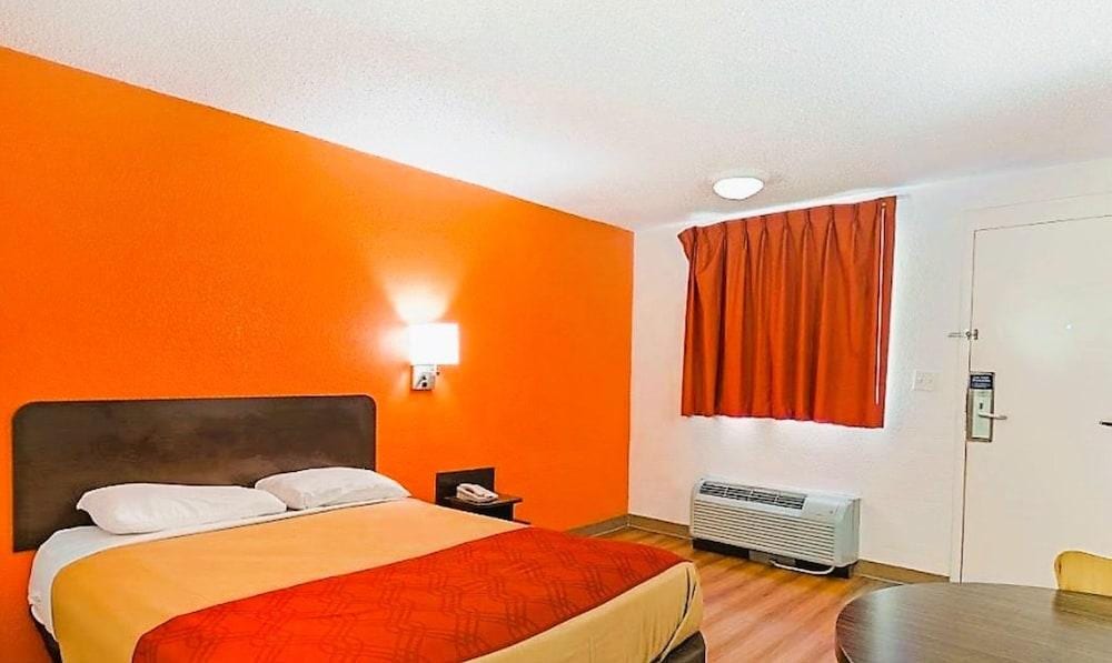 OYO Hotel Mobile, AL I-65 at Airport Blvd