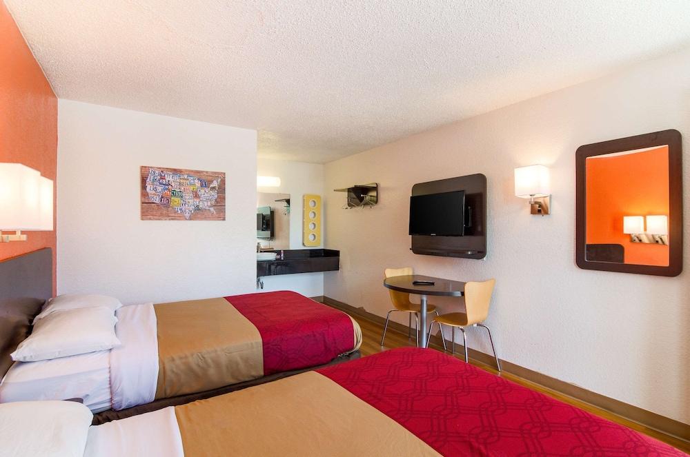 OYO Hotel Mobile, AL I-65 at Airport Blvd