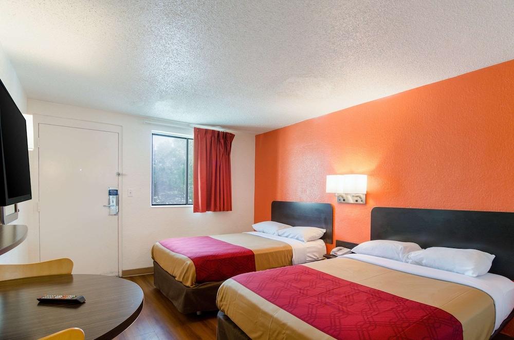 OYO Hotel Mobile, AL I-65 at Airport Blvd