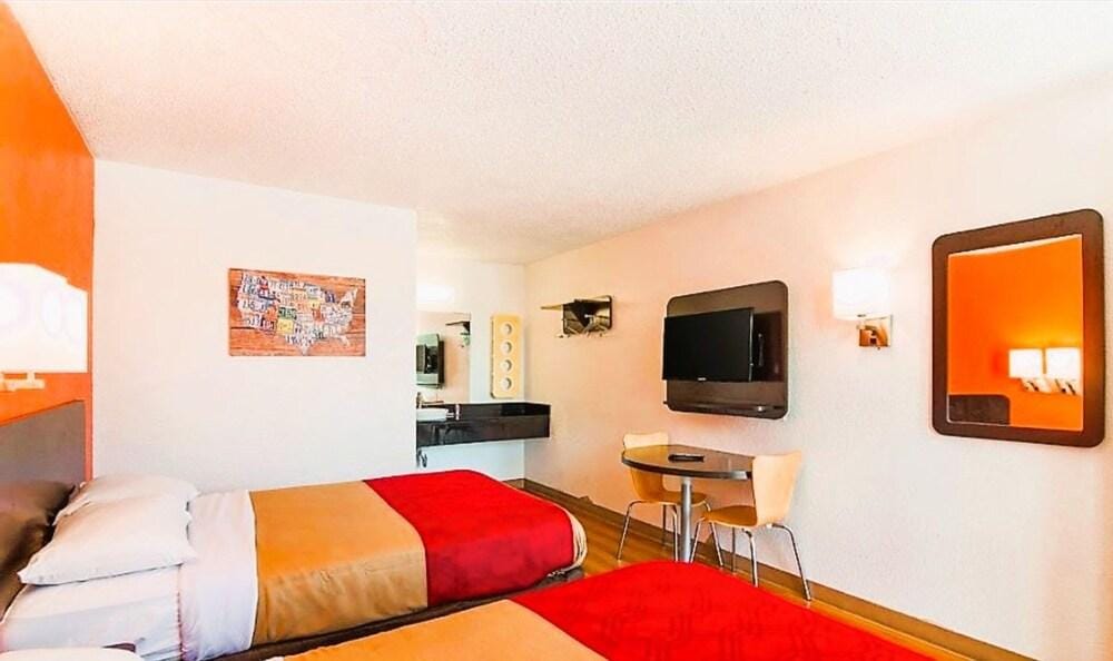OYO Hotel Mobile, AL I-65 at Airport Blvd