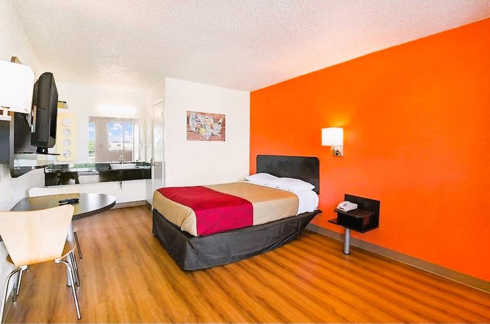 OYO Hotel Mobile, AL I-65 at Airport Blvd