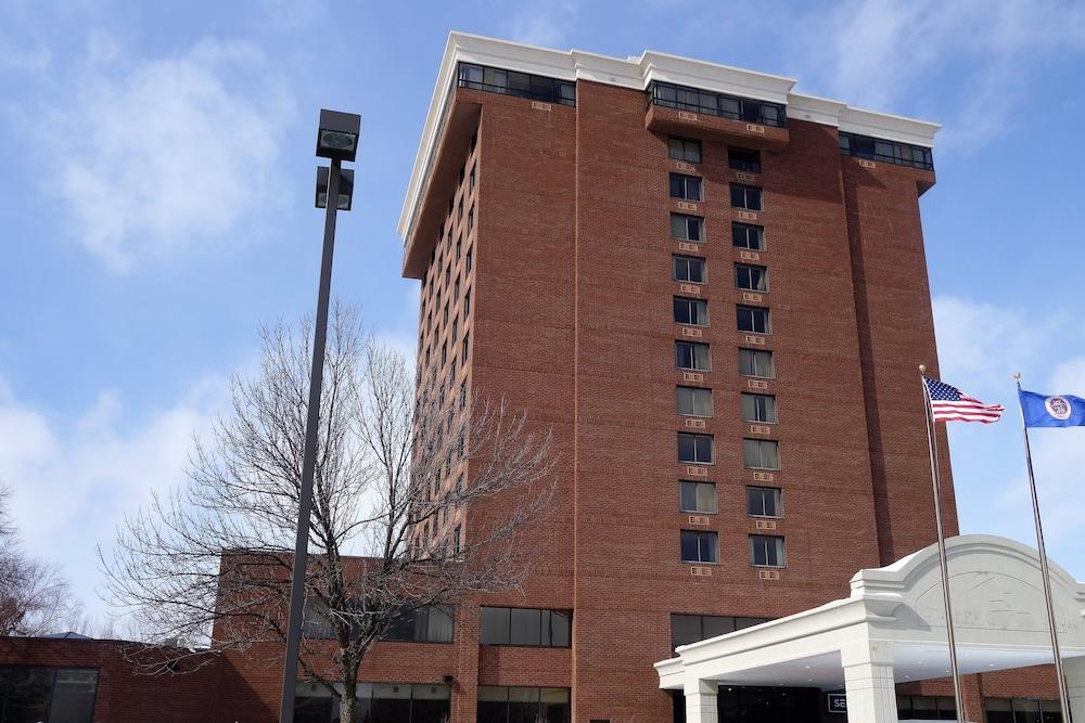 Brooklyn Center Hotel