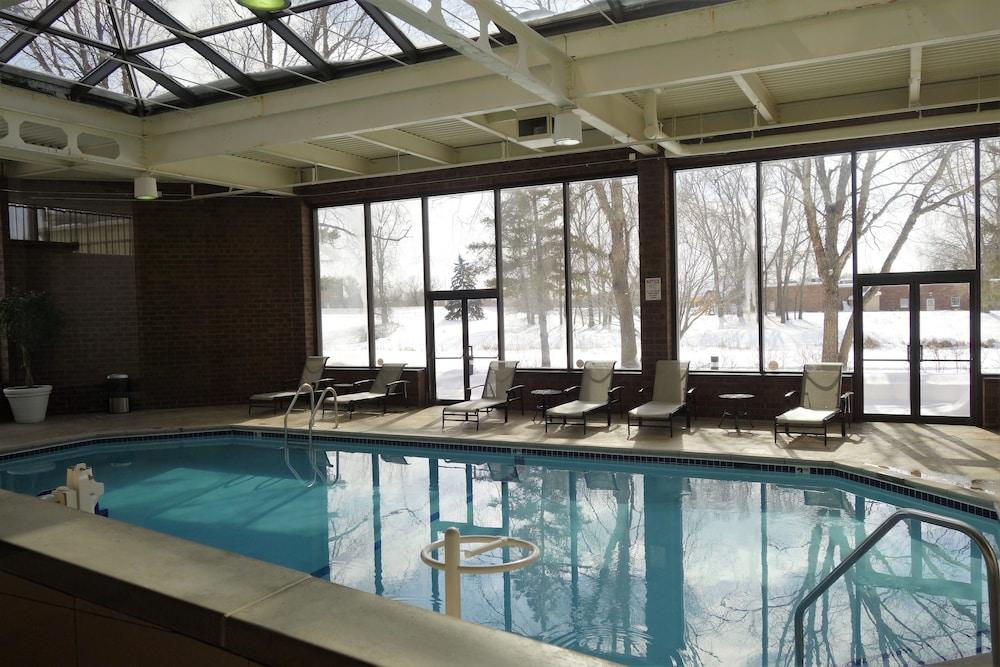 Brooklyn Center Hotel