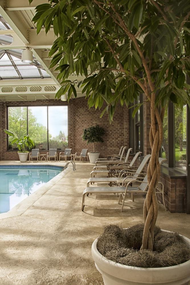 Brooklyn Center Hotel
