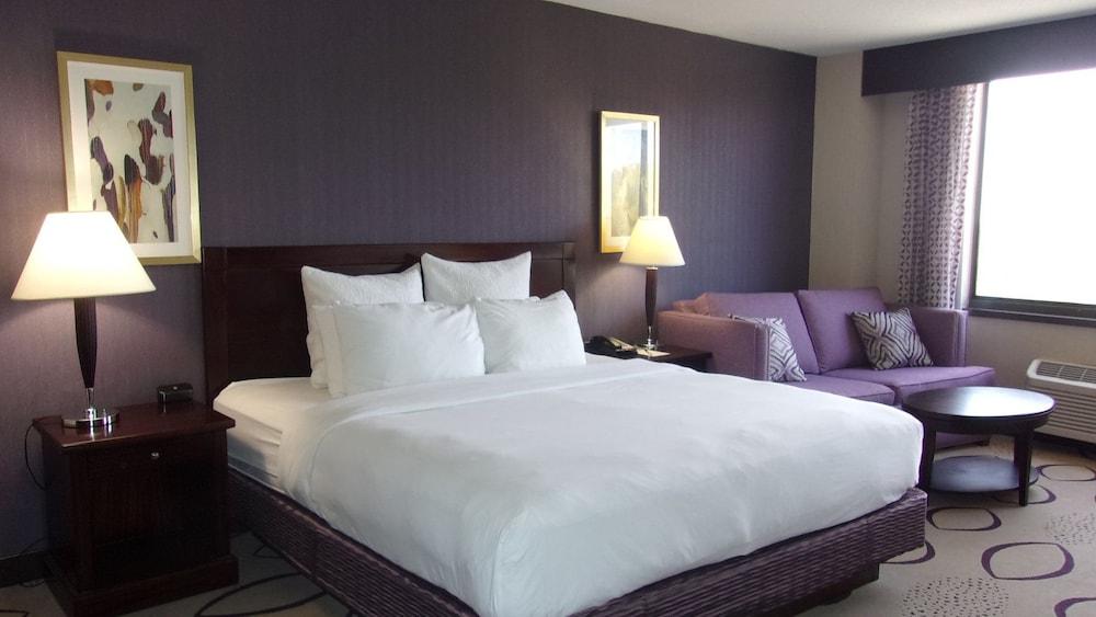 Brooklyn Center Hotel