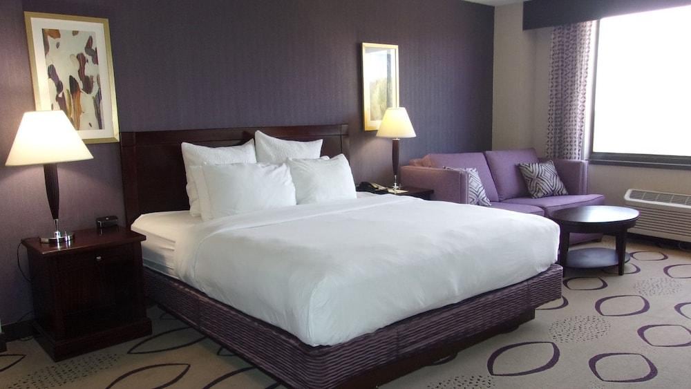 Brooklyn Center Hotel