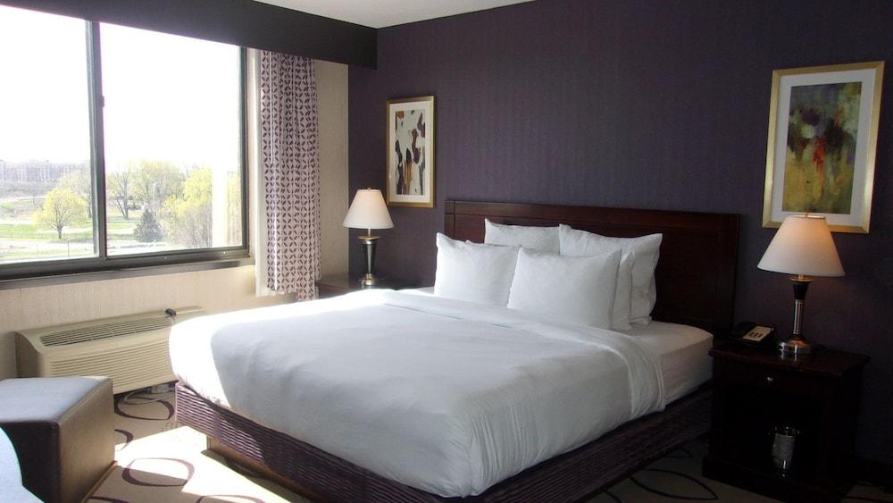 Brooklyn Center Hotel