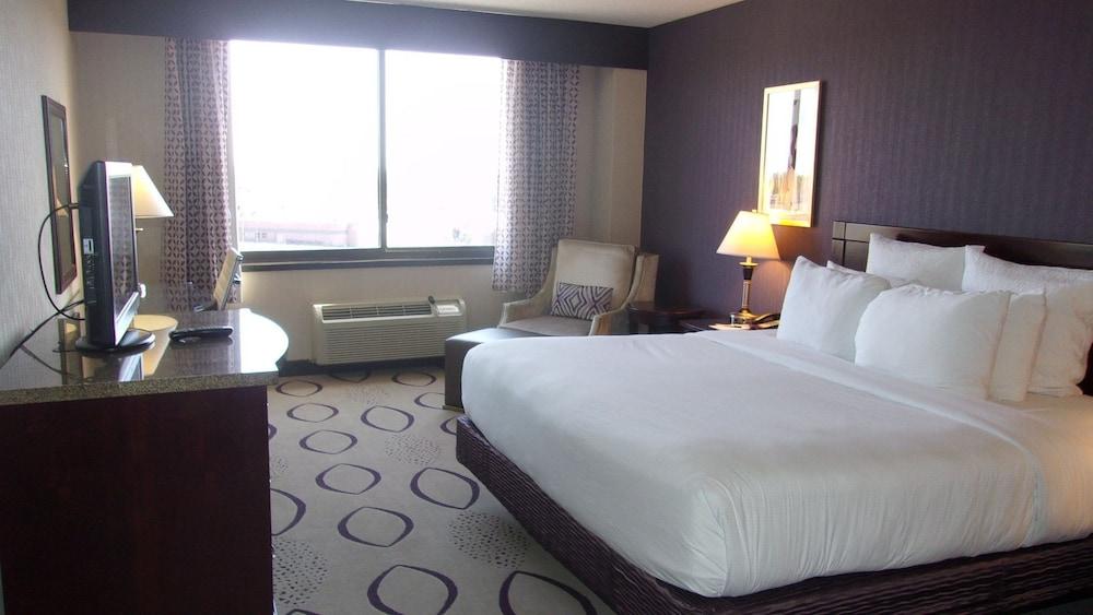 Brooklyn Center Hotel