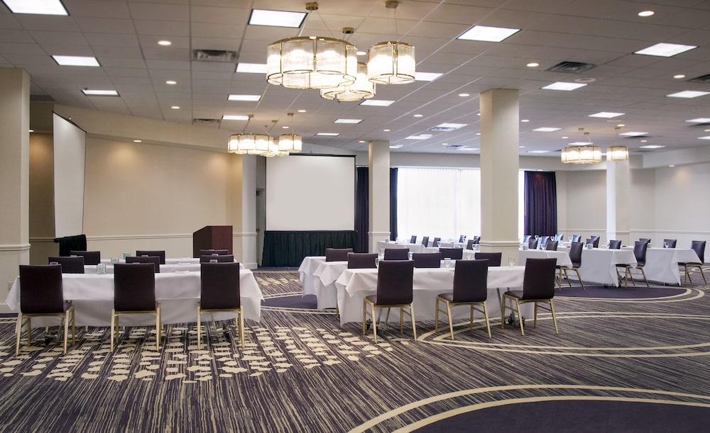 Brooklyn Center Hotel