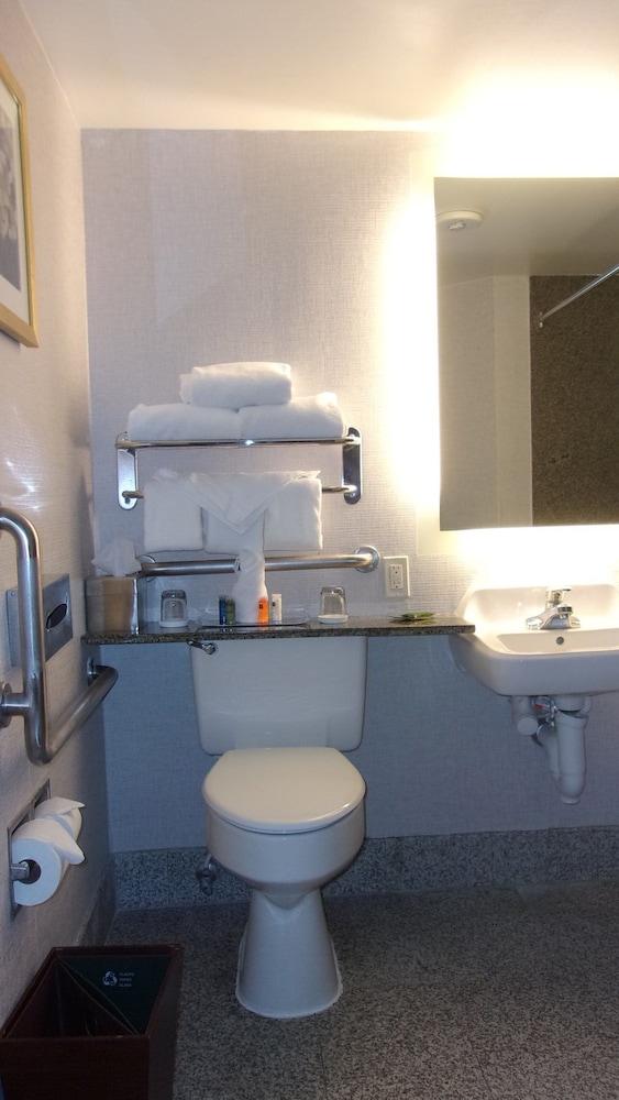 Brooklyn Center Hotel