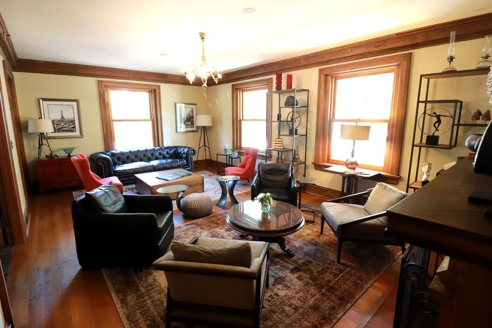 Inn at 835