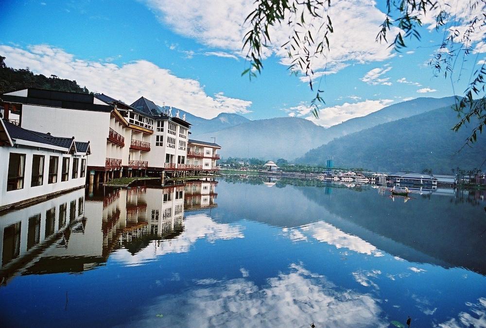 Lakeside Resort