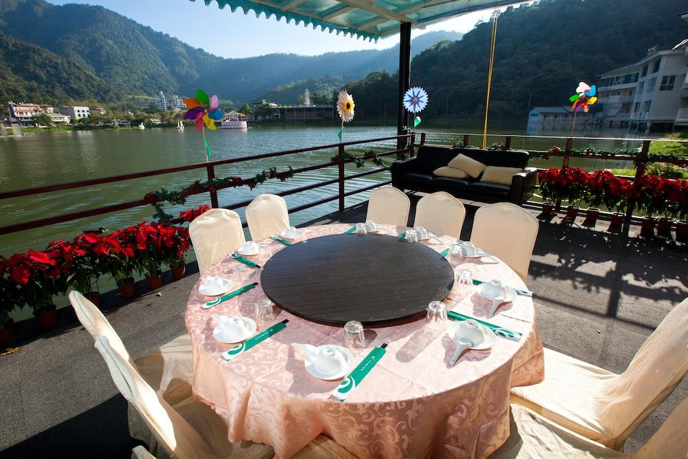Lakeside Resort