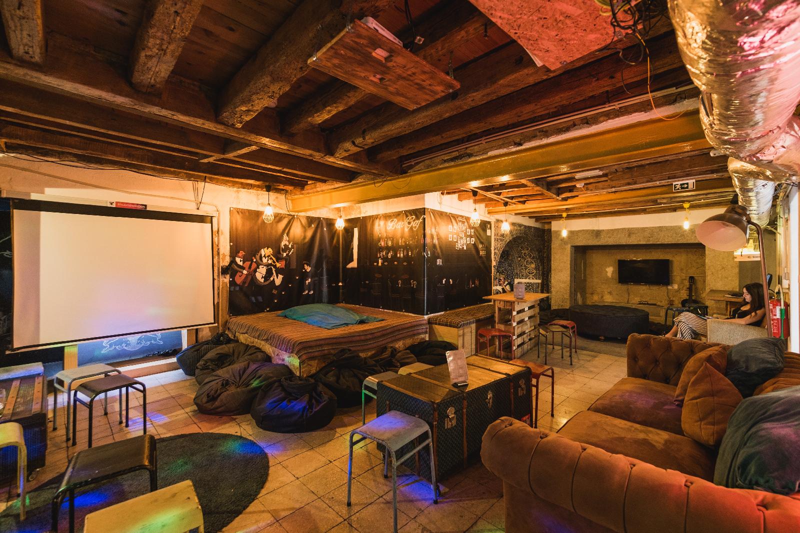 Hub New Lisbon Hostel