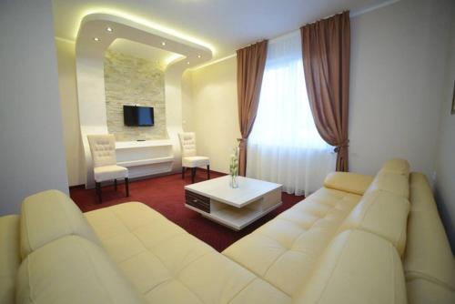 Stari Krovovi Hotel