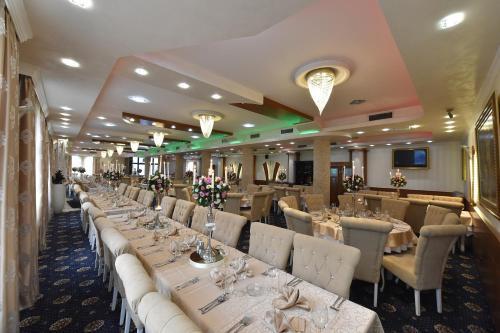 Stari Krovovi Hotel