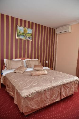 Stari Krovovi Hotel