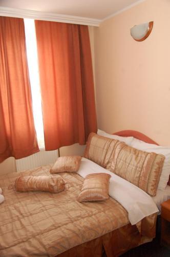 Stari Krovovi Hotel