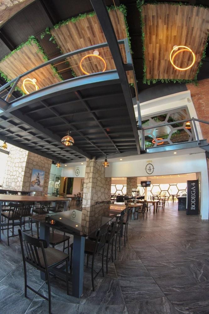 Hotel Valenciana Midway Inn
