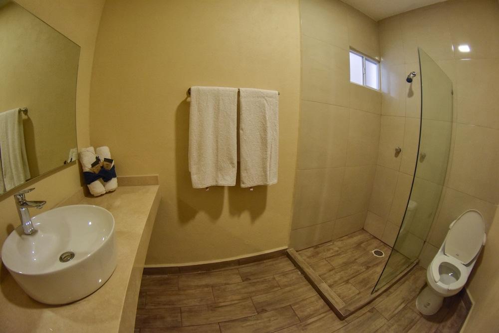 Hotel Valenciana Midway Inn