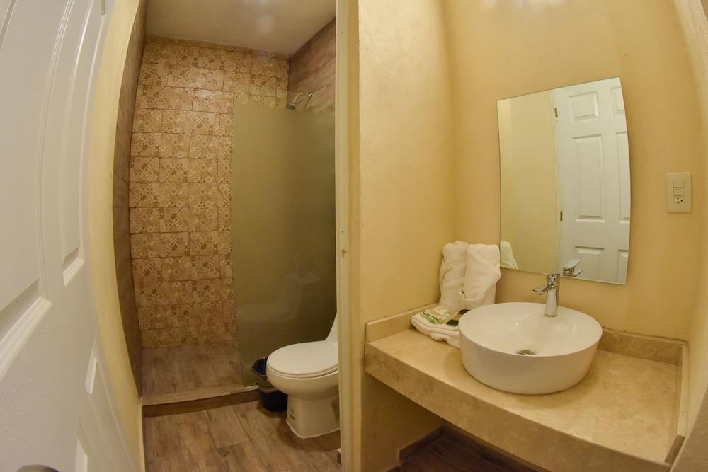 Hotel Valenciana Midway Inn