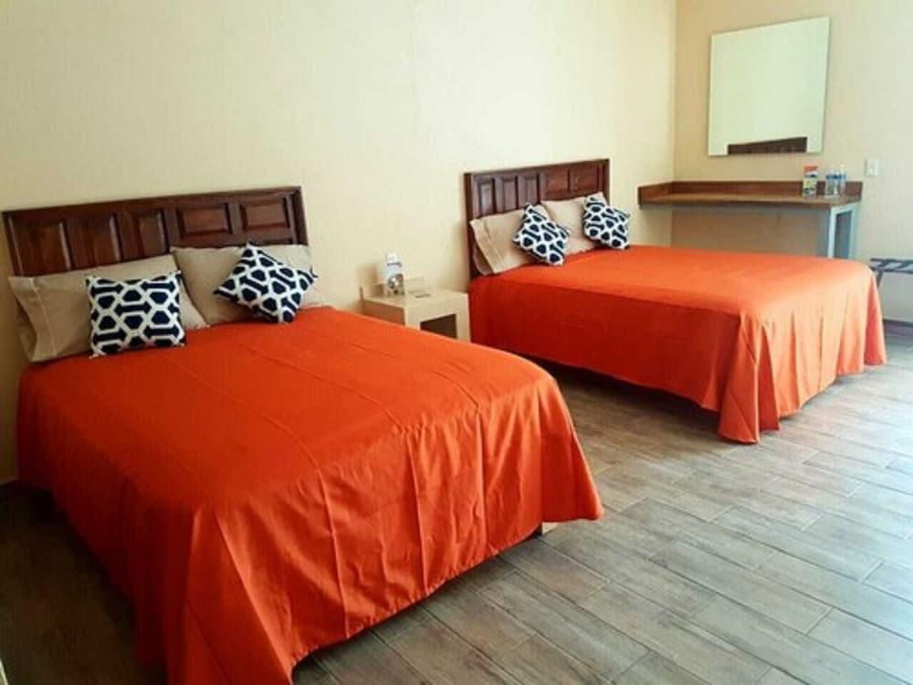 Hotel Valenciana Midway Inn