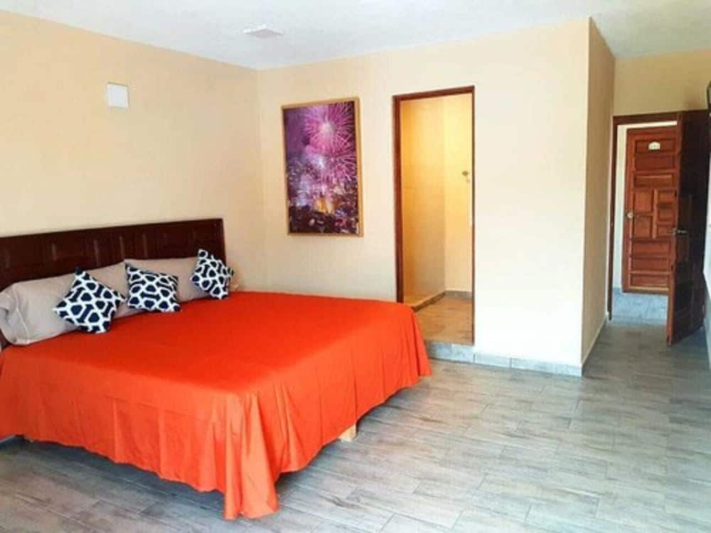 Hotel Valenciana Midway Inn