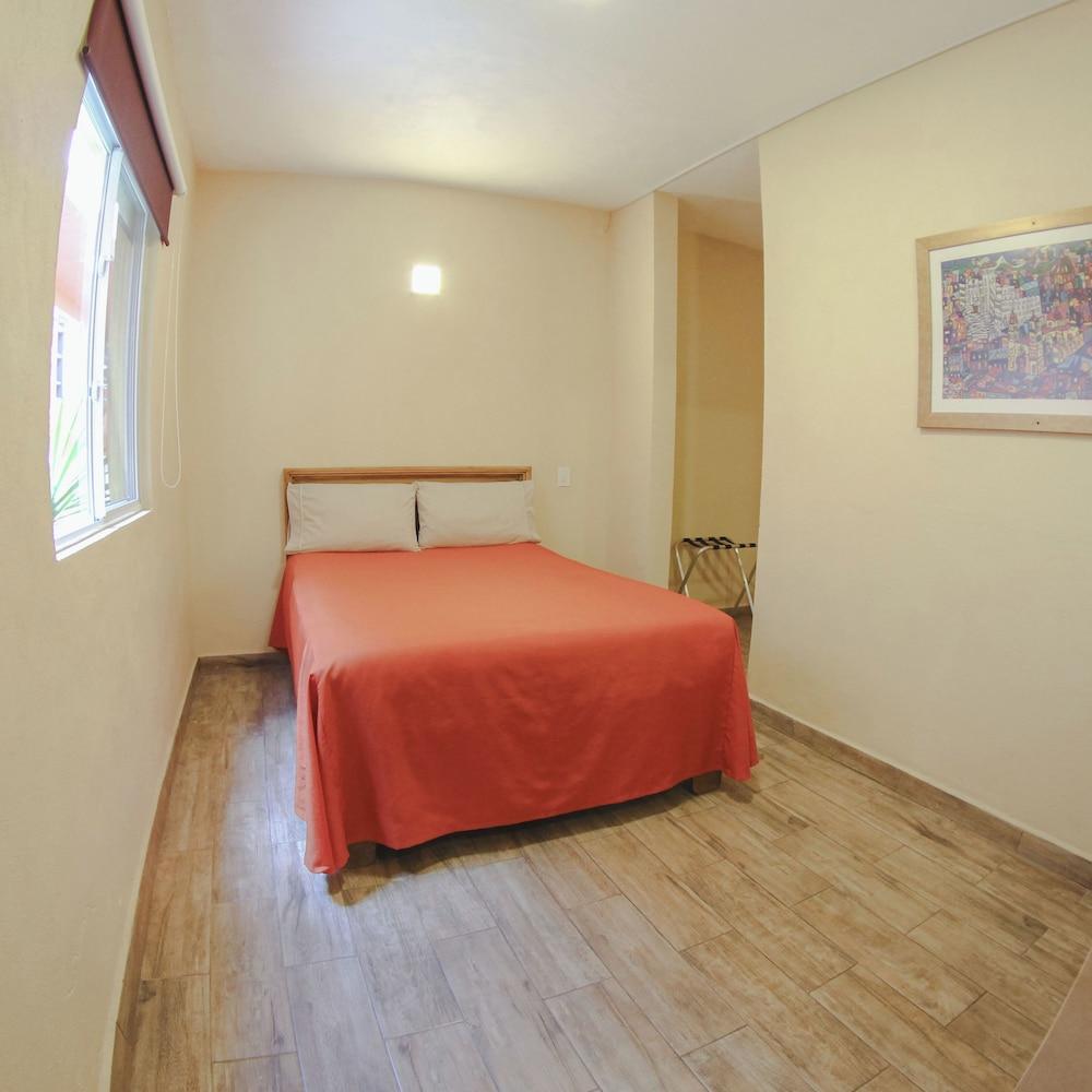 Hotel Valenciana Midway Inn