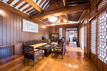 Bonum 1957 Hanok Stay and Hotel